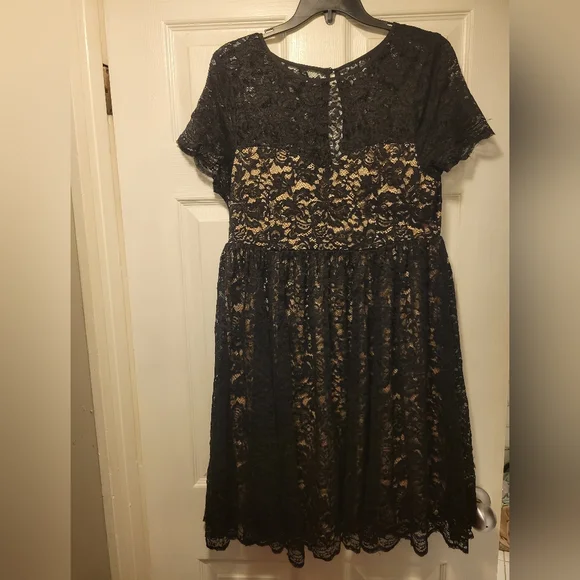 Lace short sleeve dress torrid size 0 black with gold underlay - Picture 1 of 7